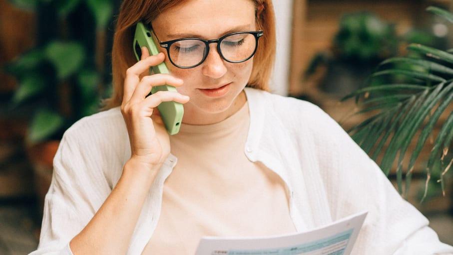 Gestionnaire de cabinet de paie au téléphone avec un client